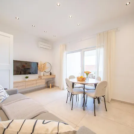 Seafront Maja Apartman *